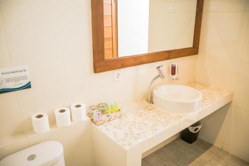 Kamar mandi di Gili One Resort