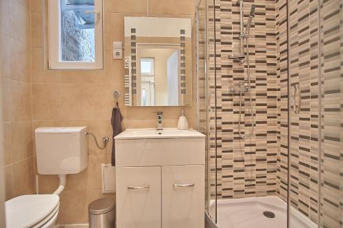 ブダペストにあるA26 Apartmentのバスルーム(トイレ、洗面台、シャワー付)