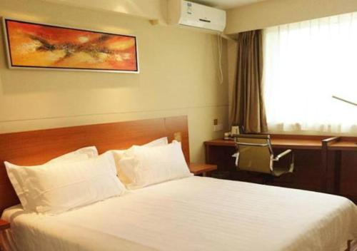 מיטה או מיטות בחדר ב-Jinjiang Inn Select XiAn High Speed Train Station Fengchengqi Road