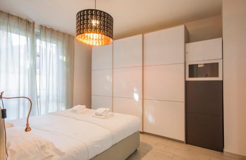 フィレンツェにあるBorgo Guelfo IVのベッドルーム1室(ベッド1台、シャンデリア付)