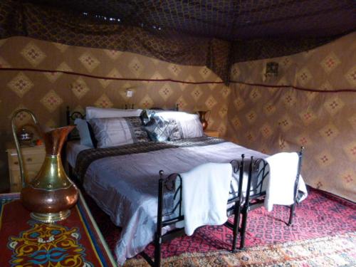 a bedroom with a bed in a room at Morocco Deluxe Camp - Assif n'Itrane in Lac Yasmins