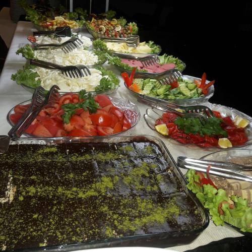 una tavola con molti vassoi di diversi tipi di alimenti di Grand Ahos Hotel a Ereğli