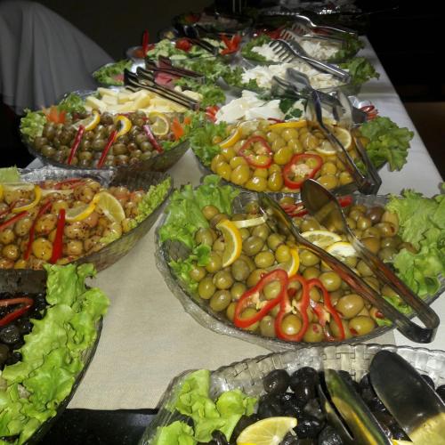 un tavolo con tanti tipi diversi di verdure in ciotole di Grand Ahos Hotel a Ereğli