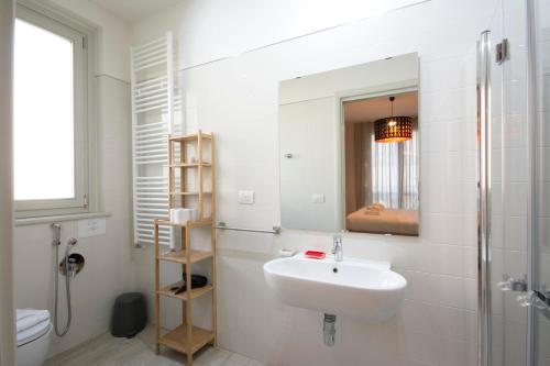 フィレンツェにあるBorgo Guelfo IVのバスルーム(洗面台、鏡、トイレ付)