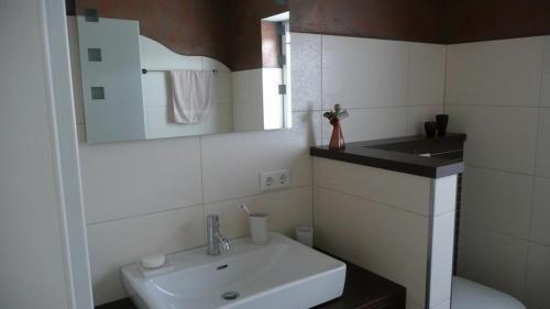 ein weißes Badezimmer mit Waschbecken und Toilette in der Unterkunft Kleines Ritz in Willingen