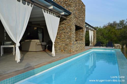 Πισίνα στο ή κοντά στο Kruger River Villas - LionsGate