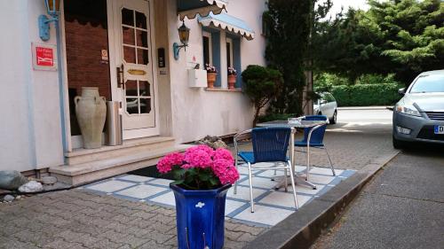 a blue vase with pink flowers sitting outside of a building at Hotel Villa Verde in Düsseldorf