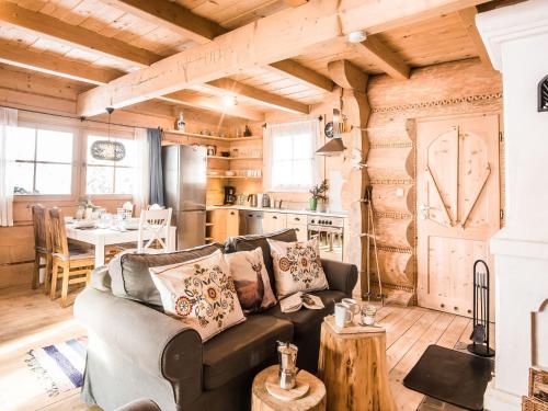 een woonkamer met een bank en een tafel bij TatryTop Domek pod Giewontem in Zakopane