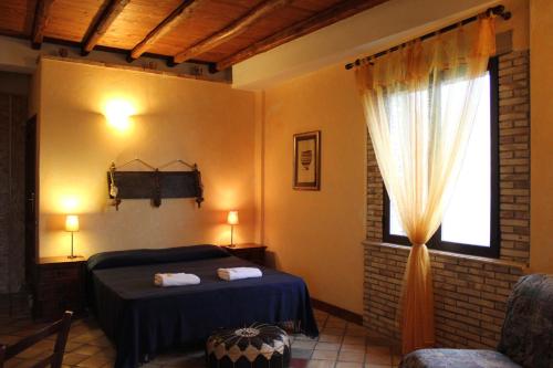 1 dormitorio con 2 camas y ventana en Villa Almoezia Charming B&B, en Taormina