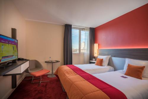 A bed or beds in a room at Mercure Mulhouse Centre