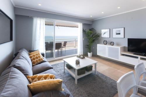 sala de estar con sofá y TV en AG Turquesa Premium, en Gandía