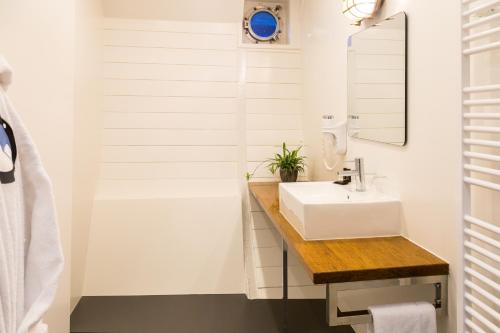 un baño con lavabo y ducha en M/S Svalbard B&B, en Ámsterdam