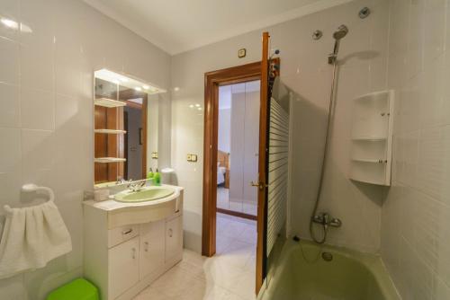 Ένα μπάνιο στο Cubo's Apartamento Tarajes La Cala