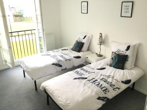 une chambre avec deux lits et une fenêtre dans l'établissement SouheilRebekaHome, à Serris