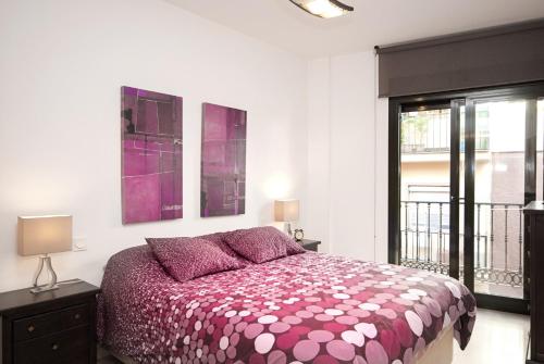 フエンヒロラにあるCubo's Apartamento España 2C Fuengirolaのベッドルーム1室(紫色の枕が付くベッド1台、窓付)