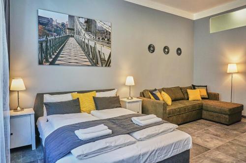 - une chambre avec un lit et un canapé dans l'établissement K1 Budapest | Apartment, à Budapest