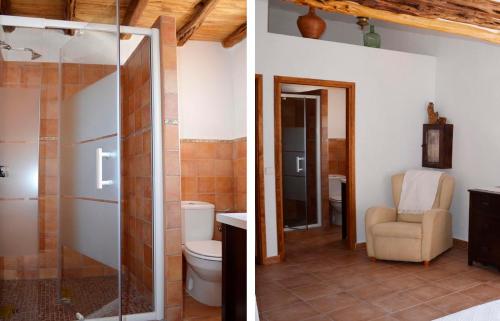 サン・リョレンツ・デ・バラフィアにあるCan Pereのバスルーム(トイレ、シャワー付)の写真2枚