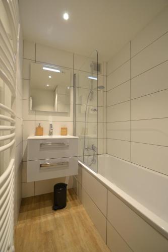 une salle de bain avec une douche, un lavabo et une baignoire dans l'établissement Belle Plagne Premium, à Belle Plagne