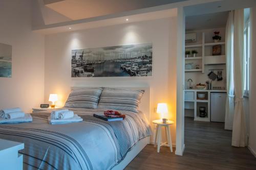 a bedroom with a bed with two towels on it at Ci'Cala House in Palermo