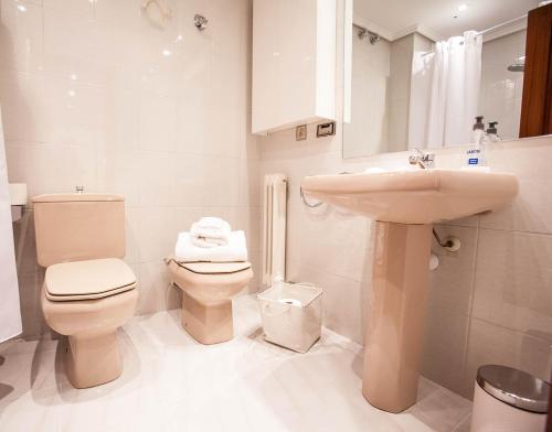 ein weißes Badezimmer mit Toilette und Waschbecken in der Unterkunft 4U Luminoso Apartamento en el centro Aire y ascensor in Logroño