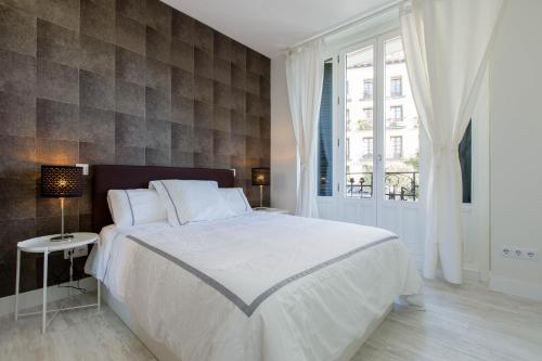 מיטה או מיטות בחדר ב-Book in Madrid - Cascorro Deluxe