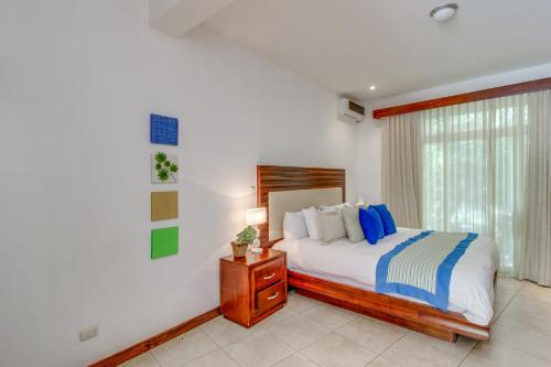 um quarto com uma cama e uma janela em Ocotal Beach Club Hotel 2 em Guanacaste