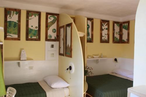 Dos camas en una habitación pequeña con en Country House Il Covo della Civetta, en Barberino di Val d'Elsa