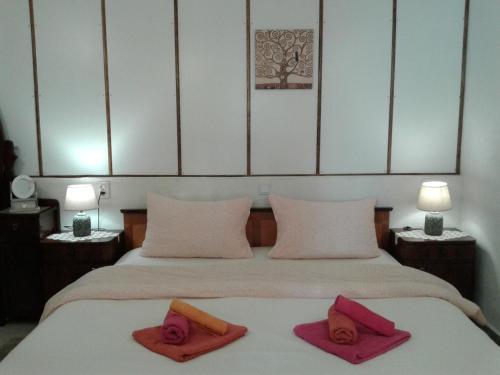 łóżko z dwoma czerwonymi ręcznikami na górze w obiekcie Studio Apartments Fancy w mieście Rijeka