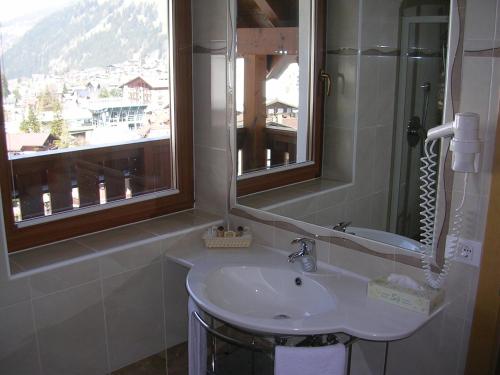 Kylpyhuone majoituspaikassa Garni La Tambra