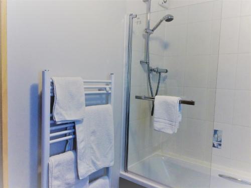 Ванна кімната в Dunroamin Self-Catering Apartment