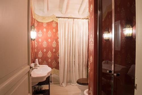 ミネルビオにあるIl Borgo di Minervaのバスルーム(洗面台、トイレ、シャワー付)