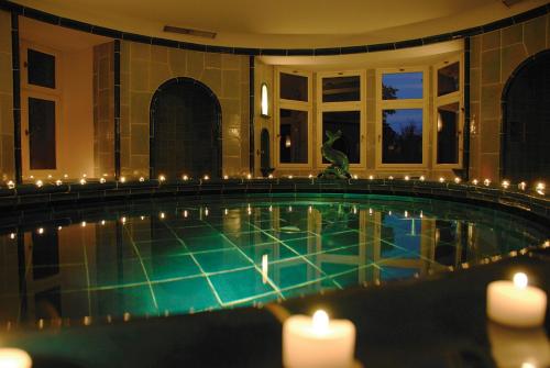 羅爾沙赫伯格的住宿－施洛斯瓦特台歌酒店，大楼内带蜡烛的游泳池
