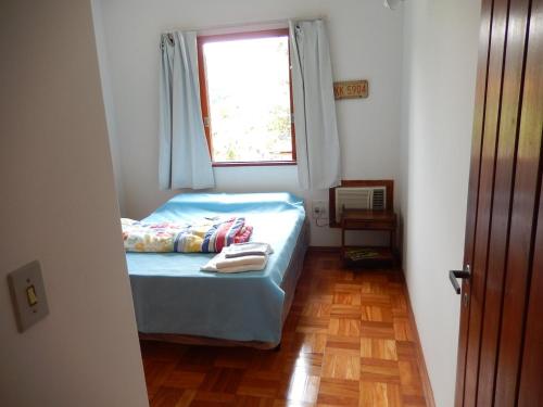 a small bedroom with a bed and a window at Sítio N#1 da Serra Perfeito para famílias com bebês e crianças Piscina aquecida e limpeza incluídos in Teresópolis