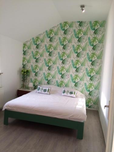 un letto con due cuscini sopra in una stanza di Wow aan de Braassem- close to Schiphol a Rijnsaterwoude