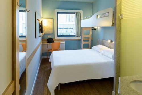 索羅卡巴的住宿－ibis budget Sorocaba，卧室配有白色的床、窗户和水槽