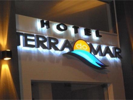 El logo o cartelera del hotel