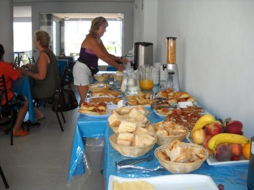 un tavolo apparecchiato con tanti tipi diversi di cibo di Terra do Mar Hotel a San Bernardo
