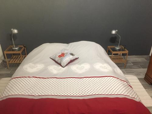 リボーヴィレにあるLe Gite du Pontのベッド(白い毛布、ナイトスタンド付)