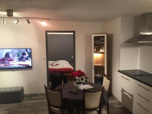 une chambre avec une table à manger et une chambre dans l'établissement Le Gite du Pont, à Ribeauvillé