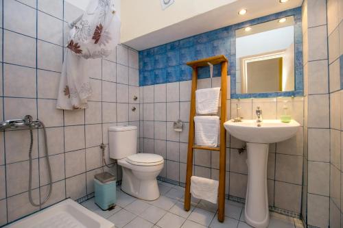 bagno con servizi igienici e lavandino di Antheon Villas a Chrisi Ammoudia