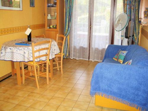 un salon avec une table et une chaise dans l'établissement 2VAD13 Studio proche centre-ville, à Collioure