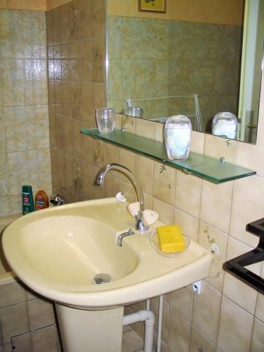 une salle de bain avec un lavabo et un miroir dans l'établissement 2VAD13 Studio proche centre-ville, à Collioure