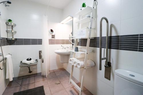 Summerland Apartments Rota tesisinde bir banyo