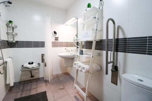 A bathroom at Summerland Apartments Rota