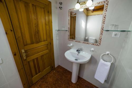 y baño con lavabo y espejo. en El Canton, en Pancar