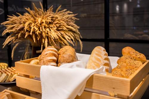 a bunch of different types of breads and pastries at Novotel Rayong Rim Pae Resort in Klaeng