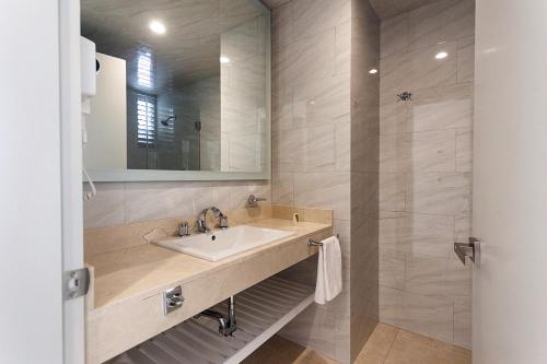 uma casa de banho com um lavatório e um espelho em Hotel Maria Fernanda Inn em Zitácuaro