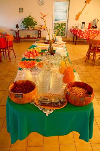 Comida en o cerca de este hotel
