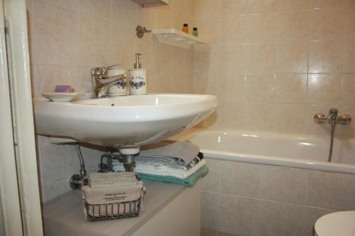 La salle de bains est pourvue d'un lavabo et d'une baignoire. dans l'établissement Andrea e Valentina, à Trieste