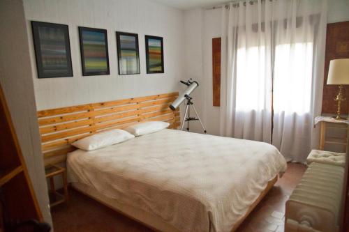 クエンカにあるÁtico en San Juanのベッドルーム(大きな白いベッド1台、窓付)